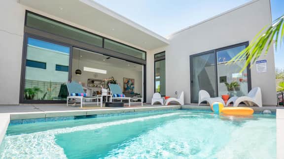 P.S. Chic Escape